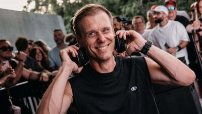 Armin van Buuren (アーミン・ヴァン・ビューレン) 、イビザ「UNVRS Ibiza」で披露した "レコード限定トランス・セット"のフルセットをYouTubeにて公開