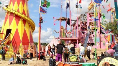 2023年6月に開催されたイングランドのビッグフェスティバル『Glastonbury Festival 2023』にて、40代男性2人が全く別の事案でそれぞれのテント内で死亡