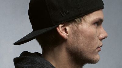 Avicii (アヴィーチー) 、初のベスト盤『Forever』2025年5月16日に発売決定！ 新曲も収録、日本盤CDにはボーナス・トラック2曲追加