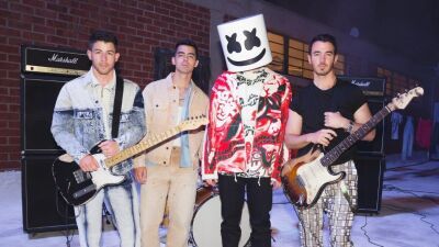 Marshmello（マシュメロ）＆Jonas Brothers（ジョナス・ブラザーズ）、コラボ曲のミュージック・ビデオを公開！