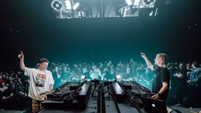 2月に開催された「ASOT」で披露された対面式DJブースでのArmin van Buuren (アーミン・ヴァン・ビューレン) B2B Maddix (マディックス) のセットがYouTubeにて公開