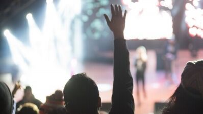 【調査結果】ライブやコンサートで「立ち見」をやめる年齢は30歳？ 男性の方が女性よりも早い段階で座席を好む傾向が見られることが明らかに