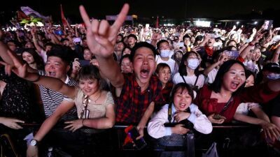 新型コロナウイルスが最初に発見されたと言われる中国・武漢にて、マスク着用制限なしの音楽フェスティバル開催、約11,000人が参加