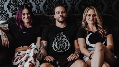 Seven Lions（セブン・ライオンズ）の妻 Emma と、夫妻の共通の彼女 Courtney の二人による新プロジェクト「Gem ＆ Tauri」デビュー EP をリリース