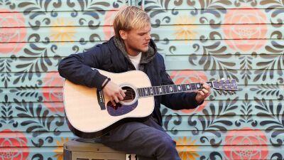 故・Avicii（アヴィーチー）の業績を讃える記念碑が、スウェーデンの故郷の街の中心部に建造決定