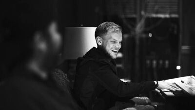 Aviciiの新曲「SOS」MVのメッセージに日本語字幕がついた動画がリリース！