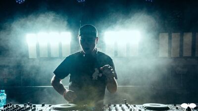 【8/3 ALPHA 9 @WOMB】WOMB Loungeに出演する Bass アーティスト「Oski」とは？