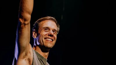 トランス界の象徴Armin van Buuren (アーミン・ヴァン・ビューレン) 、トランス/テクノ界の新星DJ/プロデューサーKI/KI (キキ) とのB2BセットをYouTubeにて公開