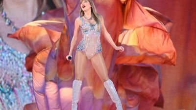 Taylor Swift (テイラー・スウィフト) 、Rihanna (リアーナ) を抜いて最も裕福な女性ミュージシャンに！ 世界ツアー「Eras Tour」大成功の影響も