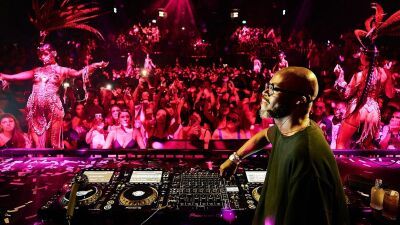 スペイン・イビザに構えるDJ MAGナンバー1クラブ「Hï Ibiza」でのトップDJ Black Coffee（ブラック・コーヒー）のセットに、ラッパーのDrake（ドレイク）がサプライズ出演！