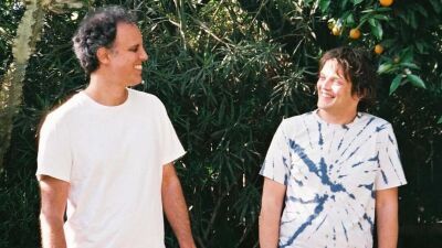 Four Tet (フォー・テット) と William Tyler (ウィリアム・テイラー) がアンビエントと80'Sカントリーを融合させたコラボアルバムとリードシングルを発表