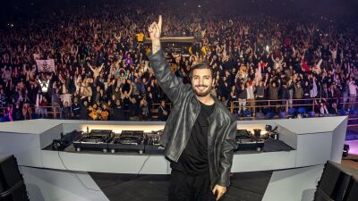【ULTRA JAPAN 2026出演】Alesso (アレッソ) が歴史的なパフォーマンスとなった米・コロラド「レッド・ロックス」公演でのフルセットをYouTubeにて公開