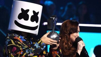 Marshmello が MTV EMA でピアノとサンプリングパッドを使い「FRIENDS」と「Happier」を披露