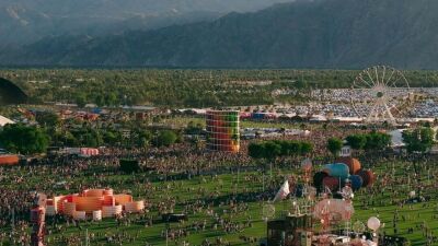「Coachella (コーチェラ) 2026」ドローンが観客の頭に激突、強風で照明が観客に落下し血まみれ、倒木でテントが押しつぶされるなど、波乱続きのWeek1