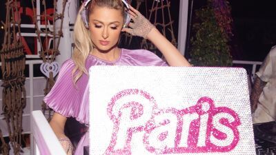 「Tomorrowland 2023」に出演のParis Hilton (パリス・ヒルトン)、自身のプレイを罵倒するヘイターに「女の子でゴメンね。私はホットでブロンドで、何でもできるのよ」とやり返す