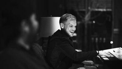 約10年の時を経て、故Avicii (アヴィーチー) の未発表デモ「Loving Feeling」がThe High、Helionらによってフレッシュなダンスアンセムにリメイクされリリース