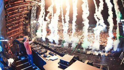 Avicii（アヴィーチー）の公式YouTubeチャンネルが、生前最後となったイビザでのセットの「Addicted To You」を公開
