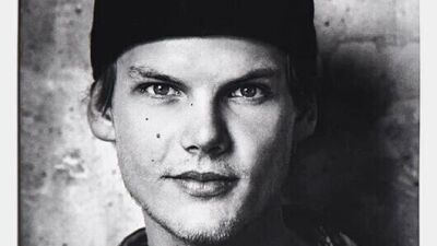 故 Avicii (アヴィーチー) の家族が、Aviciiの「めったにない個人的な瞬間」を収めた192ページに及ぶ "プライベートな写真集" を出版