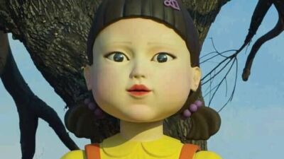 【Netflixドラマ】世界で超絶ヒット中の韓国ドラマ「イカゲーム」のだるまさんが転んだゲームで登場する恐怖の「ヨンヒ人形」が渋谷マークシティに登場!!