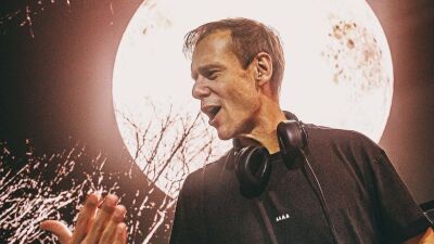 Armin van Buuren (アーミン・ヴァン・ビューレン) 、アラブ首長国連邦のラスアルハイマで撮影されたパフォーマンスをYouTubeにて公開