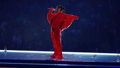 Rihanna (リアーナ)、ASAP Rocky も笑顔で見守る中「NFL Super Bowl 2023」ハーフタイムショーにて貫禄のパフォーマンスを披露するも、なんと出演費は無料…!?