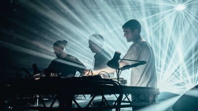 【動画アリ】激レア！Skrillex（スクリレックス）x Fred again..（フレッド・アゲイン）x Four Tet（フォーテット）がほぼ4時間のB3Bセットを披露！