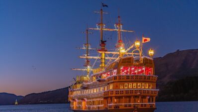 【7月31日〜8月5日】海賊船のデッキや船室から間近で花火が見られる! 芦ノ湖夏まつりウィーク期間中の花火大会に合わせ、箱根海賊船『花火クルーズ』の運航が決定!!