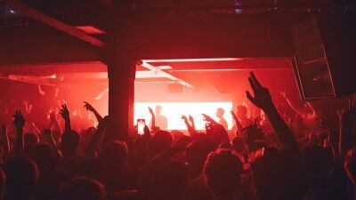 英国のナイトクラブ「Cue」来場者にヘッドライナーだけではなくイベント全体を楽しんでもらうため、事前のタイムテーブル公開を廃止