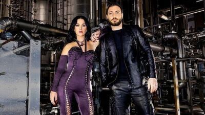 米人気番組「Saturday Night Live」にケイティ・ペリーと坊主頭のAlesso（アレッソ）が出演！男性器に見えるキノココスチュームで踊り狂う男性ダンサー囲まれたシュールなライブに…