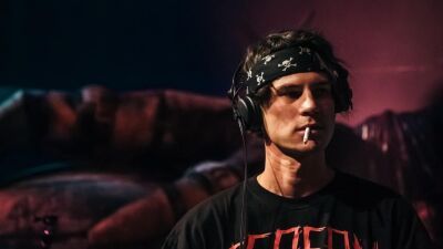 悲劇的な死から2年... i_o（アイオー）の家族が、 i_oの遺作となる14曲入りの新アルバム『Warehouse Summer』をリリース