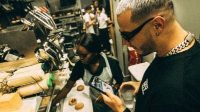 DJ Snake (DJ スネイク) 、フランスのマクドナルド店の閉店後レジカウンターにてDJ、客席 (フロア) はノリノリ、マッククルーもノリノリ！