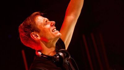 Armin van Buuren (アーミン・ヴァン・ブーレン)、 Julia Church (ジュリア・チャーチ) を迎えたHRRTZ (ハーツ) とのコラボシングル「Fire With Fire」