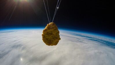 世界初の快挙！"チキンナゲット" が成層圏に到達！ 調子に乗って "あのスパイアクション映画シリーズ" にも衝撃オファー!?