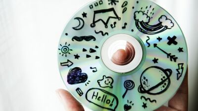 違法リミックスCDを5年間販売し約4,300万円を売り上げていた英ヨークシャーのDJが著作権侵害で有罪判決、執行猶予付き禁固26ヶ月＆約400万円の訴訟費用負担に