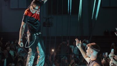 【動画アリ】イビザ [UNVRS] でのAnyma (アニマ) 公演にTravis Scott (トラヴィス・スコット) が登場、大盛り上がりするも一部のファンは「メロディック・テクノじゃない」と批判