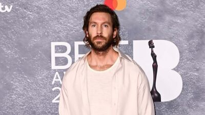 第一子が生まれたばかりのCalvin Harris (カルビン・ハリス) 、ヒナから育てた愛するペットの雄鶏 "スモーキー" が "バカな隣人の汚い犬" に殺され、怒りと悲しみに満ちた投稿をポスト