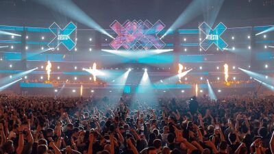 オランダ・アムステルダムでにて2023年10月21日 (土) に開催される『Amsterdam Music Festival』ではDJの音楽と同期して光る "LED付リストバンド" が採用！
