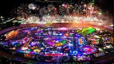 Insomniac社、『EDC Las Vegas 2023』で使用された約2,789万円相当の "木と植物" を、平均最高気温40度というネバダ州クラーク郡の猛暑対策のために寄付