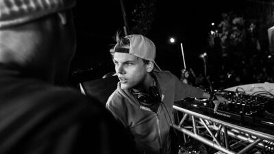 故 Avicii（アヴィーチー）の未公開映像とインタビューを含む新たなドキュメンタリーが2023年公開予定