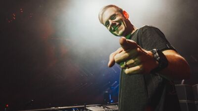 Armin van Buuren (アーミン・ヴァン・ビューレン) 、毎年恒例のイヤーミックス「A State of Trance Year Mix 2024」をリリース