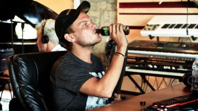 【音源アリ】悲劇的な死から6年... Avicii (アヴィーチー) の未発表曲でAloe Blacc (アロー・ブラック) とNervo (ナーヴォ) とのコラボ曲2曲がオンラインに流出