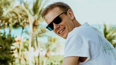 アーミン・ヴァン・ビューレン、自身のアイデンティティである "トランス" について「長い間、クールではない "よく分からないEDM" 扱いされていた」「古いセーターが突然また流行るようなもの」と語る