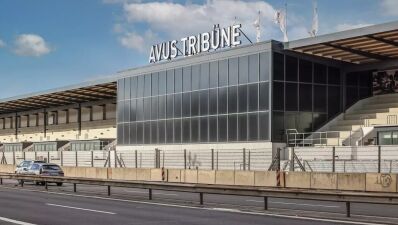 ドイツ・ベルリンにある、過去にモータースポーツ・サーキットのグランドスタンドだった「AVUS Tribüne」に新たなナイトクラブ「C115」がオープン