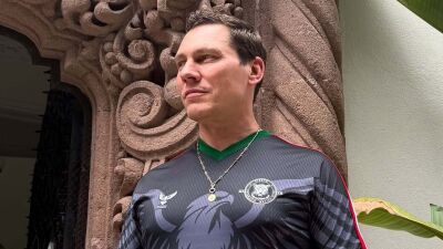 Tiësto (テイエスト) 、EDC Las Vegasで披露したスペシャルセット「In Search of Sunrise」をきっかけに、最新のショー「PRISMATIC」でトランスのルーツに復帰