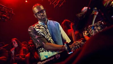 グラミー賞受賞アーティストBlack Coffee（ブラック・コーヒー）、片腕だけでDJをする原因となった瀕死の事故について、インタビューにて激白