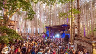 「Electric Forest 2026」の簡易トイレで死亡した新生児が発見された事件、法医学解剖で “生まれた時は生きていた” ことが判明…FBIが最大1万5,000ドルの情報提供報奨金