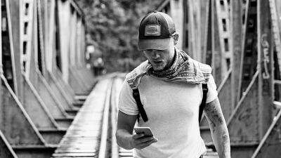 Avicii (アヴィーチー) のドキュメンタリーについて、Aviciiを助けず撮影し続け、撮影現場にいなかった元マネージャーが悪く見えるよう内容を編集したとして監督を告発