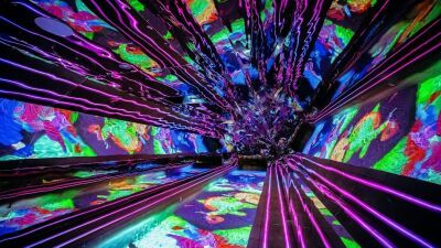 米テネシー州のウォーターパーク・リゾートに、まるで万華鏡の中を流されていくような、超サイケな没入系 "流れるプール" が出現！