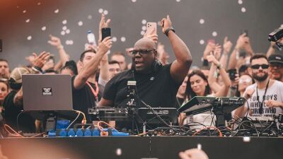 テクノ界のレジェンドCarl Cox (カール・コックス) 、2024年ULTRAマイアミへの出演辞退の理由と2025年ULTRAでのスペシャルヘッドライナーセットについて明かす