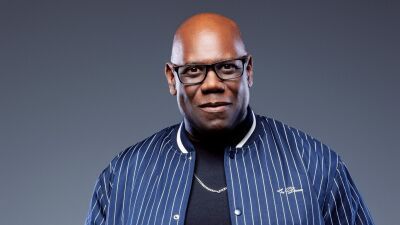 イビザで話題のベニュ―［UNVRS］、以前発表のDavid Guetta (デヴィッド・ゲッタ) に加え、Carl Cox  (カール・コックス) もレジデントDJの続投を発表、2年連続就任